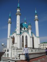 2017-04-29. В Казани перед мечетью Кул-Шариф, втиснутой в Казанский кремль.