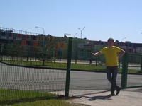 2017-05-01. У забора, скрывающего надпись на цветном здании – “Innopolis International School” (Иннополис, Татарстан).