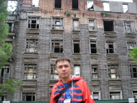 2017-09-30. На фоне какого-то стамбульского дома совсем не типичного состояния (Турция).