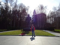 2018-04-29. Перед памятником Гагарину, который за спиной держит букет ромашек, которые в Звёздном городке он нарвал по пути с работы и несёт своей любимой жене в многоэтажный дом на заднем плане.