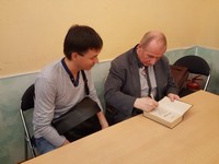 2018-05-12. На владимирской книжной ярмарке “BooFest” одним из почётных гостей был писатель Михаил Веллер, так что теперь его книга «Всё о жизни» у меня с автографом. 😊