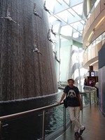 2018-06-01. Вдоль искусственного водопада в торговом центре Dubai Mall падают какие-то атлеты, а русскому человеку кажется, что Гагарины (с площади Гагарина в Москве). 😊