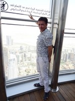 2018-06-05. На стекле Бурдж Халифы арабской вязью написано, что нельзя высовывать руки наружу, но разве русские умеют читать по-арабски? 😊
