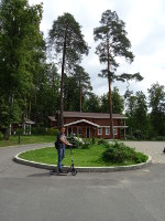 2018-07-13. Позирую, стоя на самокате на живописной территории парк-гостиницы «Жемчужина Золотого кольца».