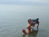 2018-09-07. «Классическая» фотография с чтением на воде, которую должен сделать каждый посетитель Мёртвого моря; ракурс № 1.