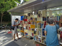 2018-09-09. В иерусалимском парке Хамесила есть вот такая точка свободного книгообмена, где можно что-нибудь почитать… если вы владеете ивритом. 😊
