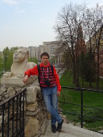 2019-04-27. Со скалящейся львицей над гротом в Александровском саду.