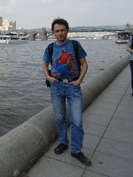 2019-04-27. На берегу Москвы-реки с белым теплоходом.