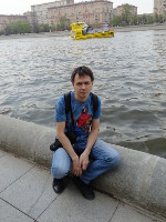 2019-04-27. На берегу Москвы-реки с жёлтым катерком.