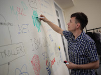 2019-05-22. Рисую Android'а на маркерной стене в конторе (фотосессия к 30-летию фирмы).