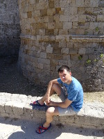 2019-05-31. Сижу у подножия одной из башен Родосской крепости.