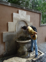 2019-10-03. Приятно попить из древнего краника с надписью SPQR, хотя и настораживает надпись COV…ID-19? ниже. 😮
