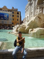 2019-10-03. Собираюсь бросить монетку на счастье в фонтан Треви (Fontana di Trevi) в Риме.
