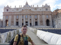 2019-10-03. На фоне центральной части собора святого Петра (Basilica di San Pietro), вид спереди.