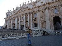 2019-10-03. На фоне центральной части собора святого Петра (Basilica di San Pietro), вид справа.