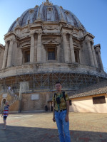 2019-10-03. На крыше собора святого Петра (Basilica di San Pietro) с его главным куполом: я крупнее, а вот у купола не влез шпиль. :-(