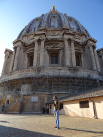 2019-10-03. На крыше собора святого Петра (Basilica di San Pietro) с его главным куполом: я мельче, зато купол влез целиком.