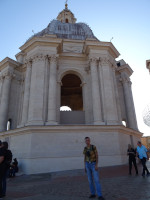 2019-10-03. На крыше собора святого Петра (Basilica di San Pietro) с одним из его боковых куполов.