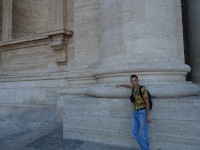 2019-10-03. У основания колонны собора святого Петра (Basilica di San Pietro), чтобы понимать её (и собора) размер.
