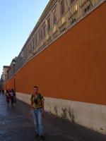 2019-10-03. Вдоль стены Ватикана в Риме (государства в государстве).