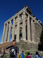 2019-10-04. У основания высокой церкви святого Лаврентия (San Lorenzo in Miranda), перестроенной в VII веке из древнеримского (141 н. э.) храма Антонина и Фаустины (Antoninus and Faustina).