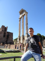 2019-10-04. На фоне остатков древнеримского храма Диоскуров (Tempio dei Dioscuri), Кастора и Поллукса (Tempio di Castore e Polluce) (484 год до нашей эры) на Римском форуме (Foro Romano).