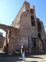 2019-10-04. У остатков гигантской библиотеки храма Августа (Bibliotheca Templi Augusti) или дворца Тиберия (Bibliotheca Domus Tiberianae) на Палатине.