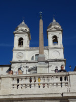 2019-10-04. Еле заметный на фоне церкви Тринита-деи-Монти (Chiesa della Trinit&agrave; dei Monti), к которой ведёт Испанская лестница, по-итальянски названная в честь этой церкви (Scalinata di Trinit&agrave; dei Monti).