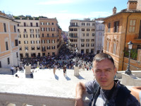 2019-10-04. Прямой вид на Испанскую лестницу (Scalinata di Trinit&agrave; dei Monti) и площадь Испании (Piazza di Spagna) с 1-го уровня балконов.