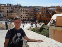 2019-10-04. Правый вид на Испанскую лестницу (Scalinata di Trinit&agrave; dei Monti) и площадь Испании (Piazza di Spagna) со 2-го уровня балконов.
