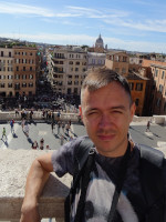 2019-10-04. Прямой вид на Испанскую лестницу (Scalinata di Trinit&agrave; dei Monti) и площадь Испании (Piazza di Spagna) со 2-го уровня балконов.