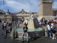 2019-10-04. Сидя на одной из 4-х чаш фонтана Обелиска (Fontana dell'Obelisco) в центре Народной площади (Piazza del Popolo) Рима.