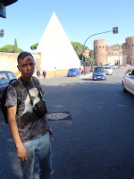 2019-10-05. Пирамидальный мавзолей Гая Цестия (Piramide di Caio Cestio) чуть справа, почти по центру, и ворота святого Павла (Porta San Paolo) справа, рядом с одноимённой ж/д-станцией, на которую я и иду.