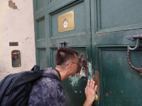 2019-10-05. Стоя на территории одной страны (Италии), смотрю в замочную скважину другой страны (Мальтийского ордена) через её двор на собор третьей страны (Ватикана).