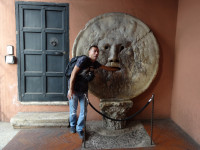 2019-10-05. В ужасе от того, что Уста истины (Bocca della Verit&agrave;) по преданию могли и руку «откусить», если «допрашиваемый» врал.