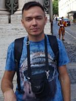 2019-10-06. Швейцарские гвардейцы папы римского не очень любят фотографироваться с кем-то (особенно с праздно шатающими туристами), поэтому издалека.