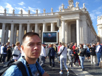 2019-10-06. В ожидании выхода папы римского к народу на площади святого Петра приходится смотреть по телевизору ход службы в его же соборе.