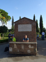 2019-10-06. Сижу за конторкой катакомб святого Каллисто (Catacombe di San Callisto) с 1872 года :-) (судя по табличке с римским числом MDCCCLXXII).