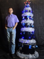 2019-12-27. Когда драпировщики-декораторы новогодней фотозоны Центра классической музыки почему-то пожалели чёрной ткани в высоту, так что едва удаётся сделать вертикальный кадр со звездой на макушке ёлки, на помощь приходит графический редактор. 😊