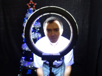 2019-12-27. Пока нормальные люди используют этот осветительный прибор для ровного освещения фотоснимков, другие играют в сову в дупле. 😃