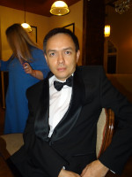 2019-12-30. В «предновогоднем» смокинге на фирменном праздновании Нового года.