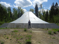 2021-05-16. У основания позорно недостроенного постамента в память об улетевших в небо Гагарине и Серёгине.