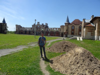 2021-05-23. На фоне хозяйственных (!) построек усадьбы Храповицкого (в посёлке Муромцево Судогодского района Владимирской области).