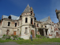 2021-05-23. Во дворе основного здания усадьбы (за́мка) Храповицкого (в посёлке Муромцево Судогодского района Владимирской области).