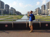 2021-07-10. Пью воду, как бы не обращая внимания на Матисов канал, уходящий вдаль.