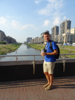 2021-07-10. Улыбаюсь на фоне Матисова канала, уходящего вдаль.