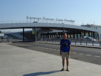 2021-07-11. Если со стороны приезжающих в питерский аэропорт Пулково он назван по-английски, то со стороны уезжающих из него – по-русски.