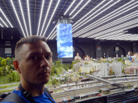 2021-07-11. Горизонтальное автофото (selfie) с гранд-макетом «Россия».