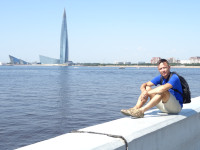 2021-07-11. Сидя на бордюре поребрике набережной Невской губы на фоне Лахта-центра.