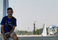 2021-07-11. Сидя на бордюре поребрике набережной Невской губы на фоне «футбольной» студии «Матч-ТВ», паруса и…